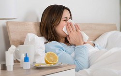 Mẹ cảm cúm có cho con bú được không?