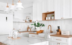 Màu tủ bếp luôn chiếm vị trí hàng đầu trong lựa chọn của các gia đình 