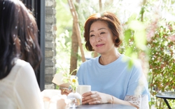 Sắp trở lại thành phố, con dâu bật khóc khi mẹ chồng nắm tay nói một câu