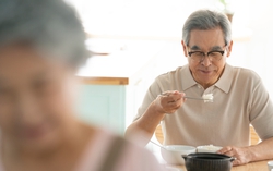 Ăn cơm cùng bố vợ một bữa, chồng thay đổi luôn cách đối xử với vợ