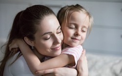 Khi trẻ khóc, hành động đầu tiên cha mẹ nên làm là ôm con