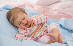 Vì sao trẻ ngủ phải che vùng rốn?