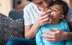 Nên làm gì khi trẻ chảy nước mũi màu xanh?