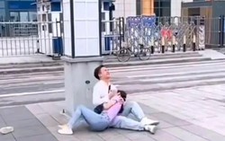 Cô gái nằm khóc giữa đường vì bị người yêu 6 năm hủy hôn, nguyên nhân khiến nhiều người suy ngẫm
