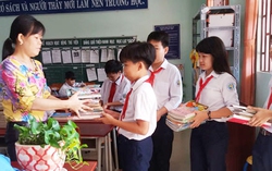 Tặng sách, trao ánh sáng tri thức cho trẻ em vùng khó khăn 