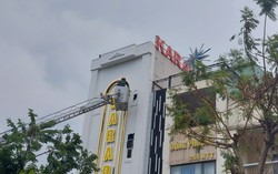 Cháy quán karaoke ở Đà Nẵng, cảnh sát đục tường để dập lửa