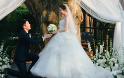 Sau 10 năm yêu, đám cưới được tổ chức ở lâu đài cổ tuyệt đẹp trên đỉnh núi