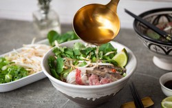 Sai lầm khi vắt chanh vào tô phở để tăng hương vị