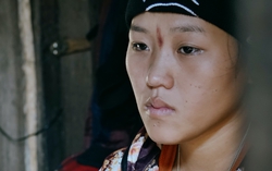 "Mẹ mua đồ Tết cho em rồi, sao em bỏ mẹ mà đi!?"