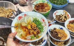 Quán lạ bắt khách tự phục vụ mà vẫn đông nườm nượp, ngày bán vèo vèo 1.500 suất