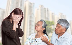 Dù cha mẹ bỏ rơi từ bé, cô gái vẫn bị tòa án tuyên "nợ" gia đình tiền tỷ