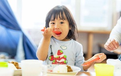 Thấy con gái ăn uống phung phí, mẹ có cách dạy dỗ cực hay