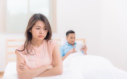 Nhìn 5 tờ hóa đơn trong ví của chồng mà tôi rơi nước mắt