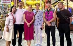 Sau “giải oan” cho Cát Tường, Tiết Cương đưa bà xã đi du lịch cùng hội bạn, còn tình tứ ôm vai