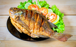 5 bí quyết rán cá để có lớp da giòn ngon, không bị vỡ nát hay dính chảo