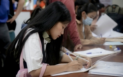 Hội đồng Anh, IDP hoãn kỳ thi IELTS tại Việt Nam: Học sinh, chuyên gia phản ứng ra sao?