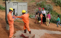 Điện về mang theo ánh sáng văn hóa, nâng cao đời sống người dân vùng khó