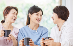 Vô tình nghe cuộc nói chuyện của mẹ chồng và chị dâu mà tôi lặng người