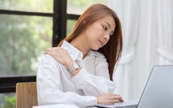 Thói quen độc hại không kém hút thuốc lá của hàng triệu người