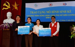 Trao 200 triệu đồng xây dựng mô hình sinh kế cho phụ nữ 2 xã biên giới ở Lào Cai