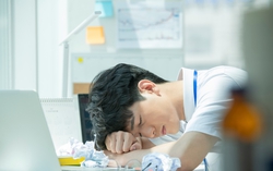 Đau lòng khi thấy chồng gục trên bàn làm việc
