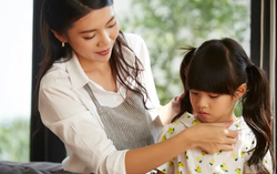 Mẹ bật khóc khi thấy chị gái tôi dắt theo một đứa trẻ về quê