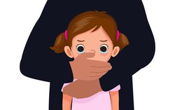 Người giữ trẻ thừa nhận dùng tay và cán chổi đánh đập bé gái 17 tháng tuổi