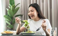 Sau khi ăn xong, bạn nên nằm, ngồi hay đứng?