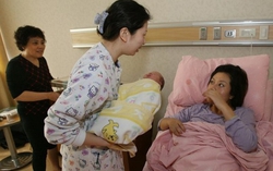 Mẹ chồng đi làm phụ hồ nuôi con dâu đang bầu, kỷ niệm ngày đi sinh khiến cả hai nhớ mãi