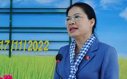 
Đại biểu Quốc hội Hà Thị Nga tiếp xúc cử tri và trao quà cho phụ nữ, trẻ em tỉnh Đồng Tháp