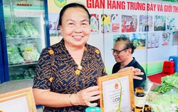 Người phụ nữ đưa món thịt sấy nổi tiếng của dân tộc Thái đi xa
