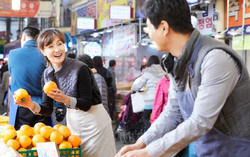 Cay khóe mắt khi thấy mẹ đến quầy hàng giảm giá trong siêu thị