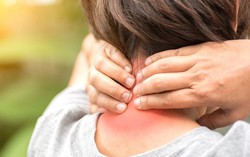 Cách trị đau cổ vai gáy cho dân văn phòng
