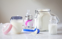 Bé gái gặp nguy hiểm khi mẹ pha trộn sữa non với sữa mẹ cho bú