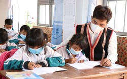 Trao 266 thẻ BHYT cho học sinh dân tộc thiểu số có hoàn cảnh đặc biệt khó khăn