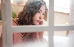 Bất ngờ khi thấy mẹ ruột đang quét dọn trong nhà sếp
