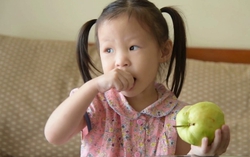 Bé 3 tuổi bị thiếu máu, bác sĩ khuyên mẹ nên cho ăn 1 loại quả