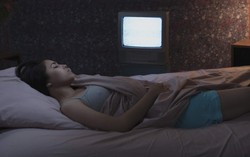 Bật tivi hoặc đèn khi ngủ có thể dẫn tới hậu quả không mong muốn