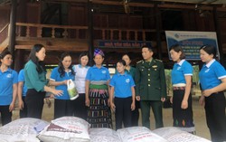 Phụ nữ nghèo ở Yên Khương được tặng heo giống 