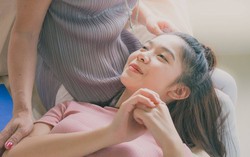 Con gái biết yêu, bố mẹ có nên kiểm tra điện thoại?