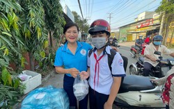 Nữ cán bộ được người dân ôm chầm như người thân trong gia đình trong mỗi lần gặp mặt