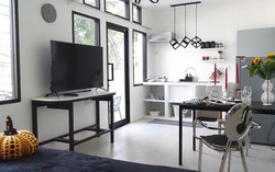 Căn nhà xuống cấp nghiêm trọng được "lột xác" với diện mạo hiện đại