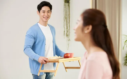 Tôi xấu hổ khi thấy 2 người phụ nữ mang tiền và bánh tới cảm ơn chồng