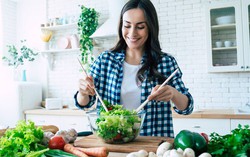 5 món nên bỏ và 4 thực phẩm nên cho vào salad để ăn ngon miệng mà không lo tăng cân