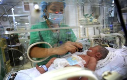 Bé sơ sinh tím tái, ngừng tim do bị "đẻ rơi"