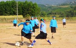 Khi sân bóng không chỉ có áo số, quần đùi