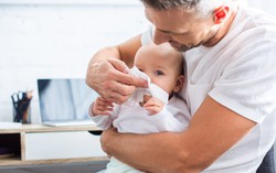 Trẻ bị sổ mũi kéo dài, mãi không khỏi cha mẹ nên làm gì?