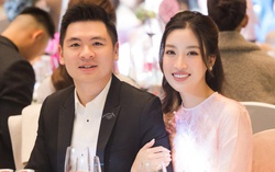 Lấy chồng 2 tháng, Đỗ Mỹ Linh liên tục "lên đồ" rộng giấu eo thon