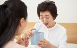 Lúc bệnh nặng, mẹ đưa ra chiếc hộp nhỏ làm 3 chị em tôi bật khóc