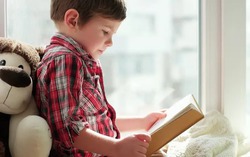 Nhờ cha mẹ chịu khó làm 1 điều, cậu bé 8 tuổi nhất quyết đọc sách vào buổi sáng trong hơn 400 ngày